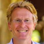 Headshot portrait of Lars Steinmetz - Dieter Schwarz Foundation Endowed Professor