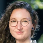 Headshot photo of a smiling female faculty member, Dr. Laura Gwilliams, Assistant Professor of Psychology at Stanford University.