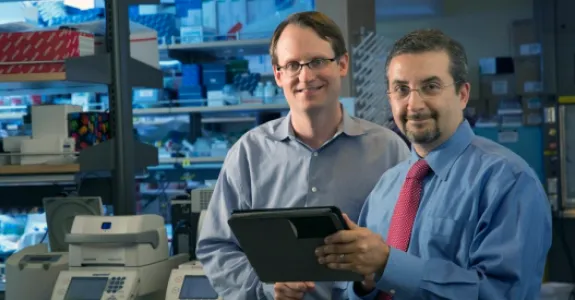 Photo of Ash Alizadeh and Maximilian Diehn in the lab.