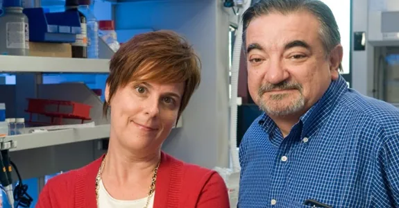 Photo of Drs. Jennifer Cochran and Amato Giaccia in the lab.