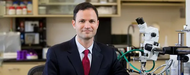 Photo of Dr. Jeffrey Goldberg in the laboratory.